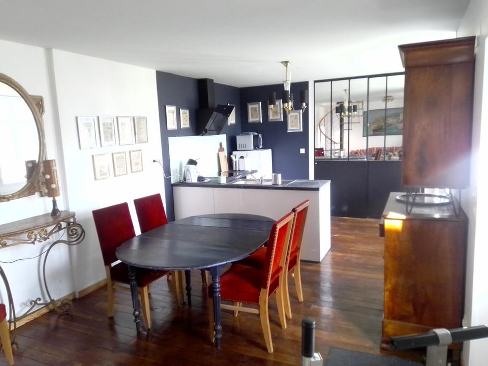 Kitchen or kitchenette, Dining area