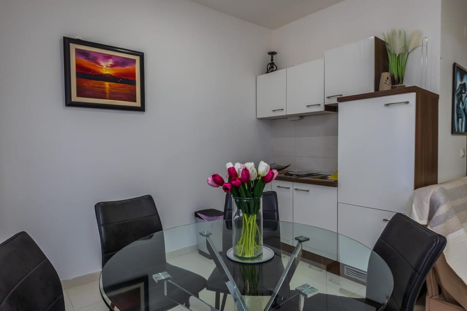 Kitchen or kitchenette, Living room, Seating area, Dining area