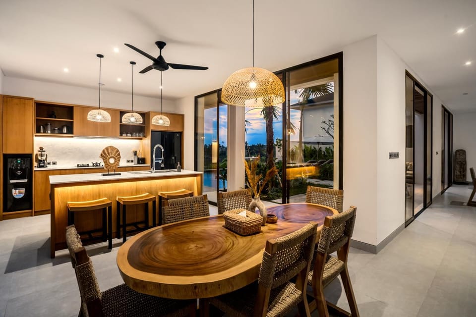 Coffee/tea facilities, Kitchen or kitchenette, Seating area, Dining area