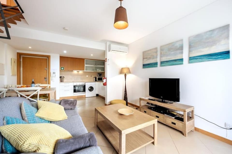 Communal lounge/ TV room, TV and multimedia, Kitchen or kitchenette, Living room, Dining area, minibar, air conditioner