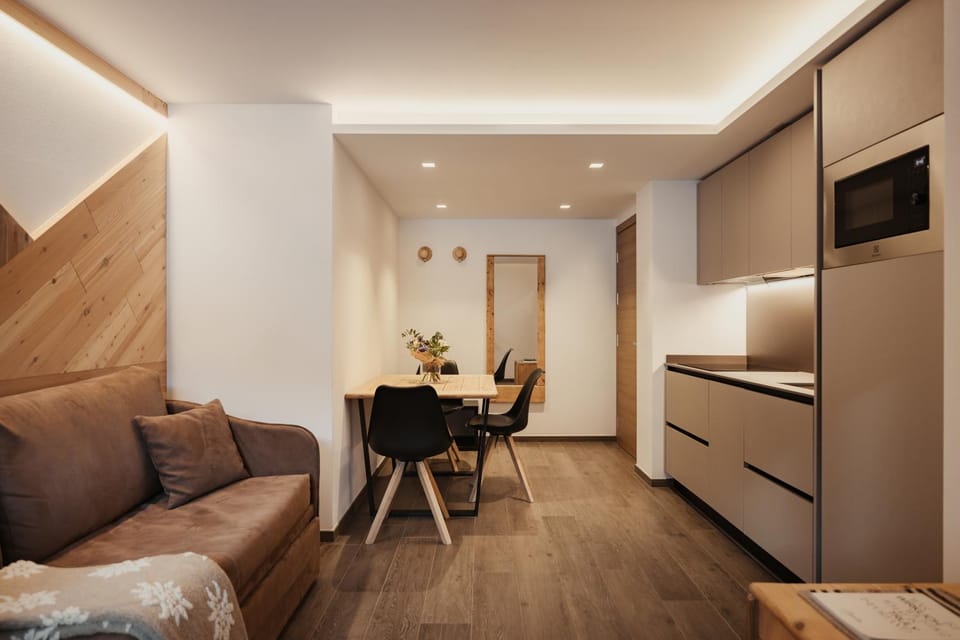 TV and multimedia, Kitchen or kitchenette, Living room, Seating area, Dining area, hair dresser