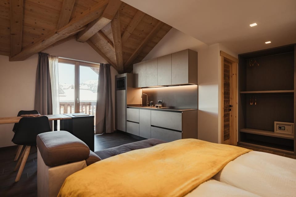 Bed, Kitchen or kitchenette, Photo of the whole room, Bedroom, minibar