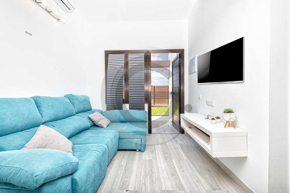 Communal lounge/ TV room, Living room, Seating area, Evening entertainment
