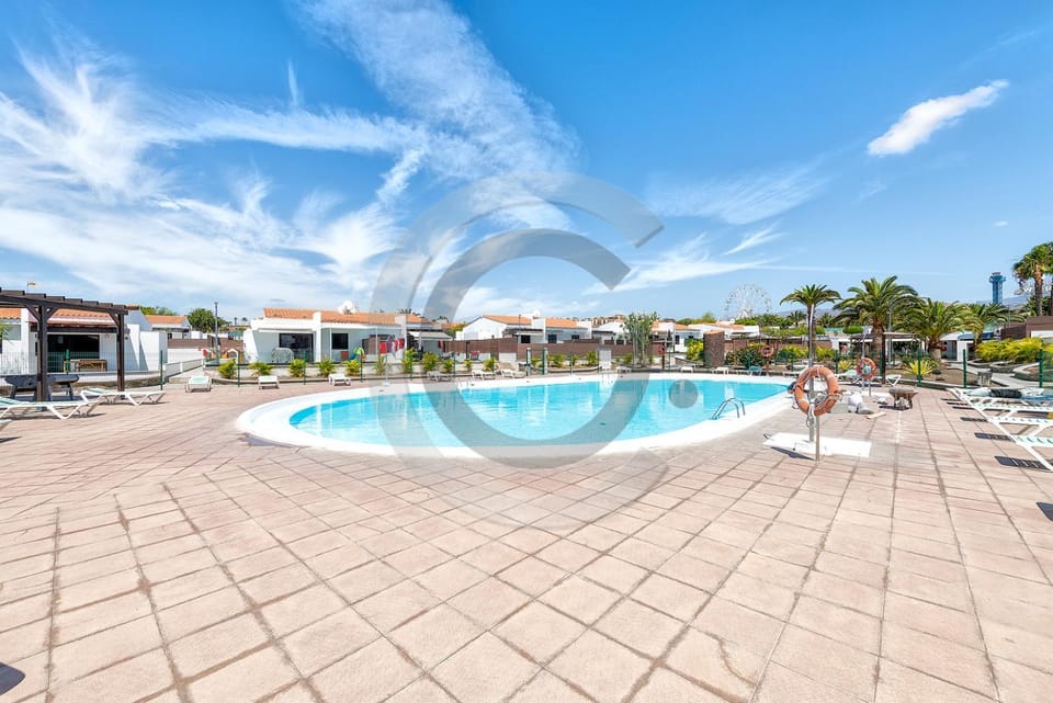 Day, Pool view, Swimming pool, sunbed