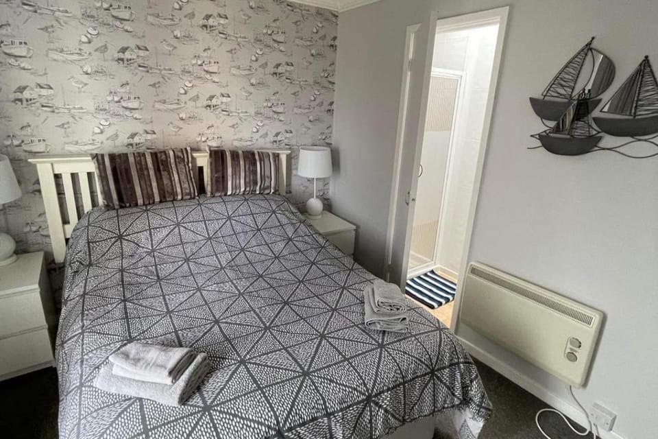 Villa - Sleeps 6 - Pets Ok - Pool - Parking Villa in England
