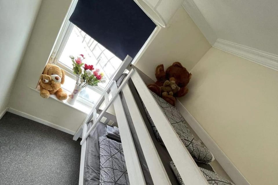 Villa - Sleeps 6 - Pets Ok - Pool - Parking Villa in England