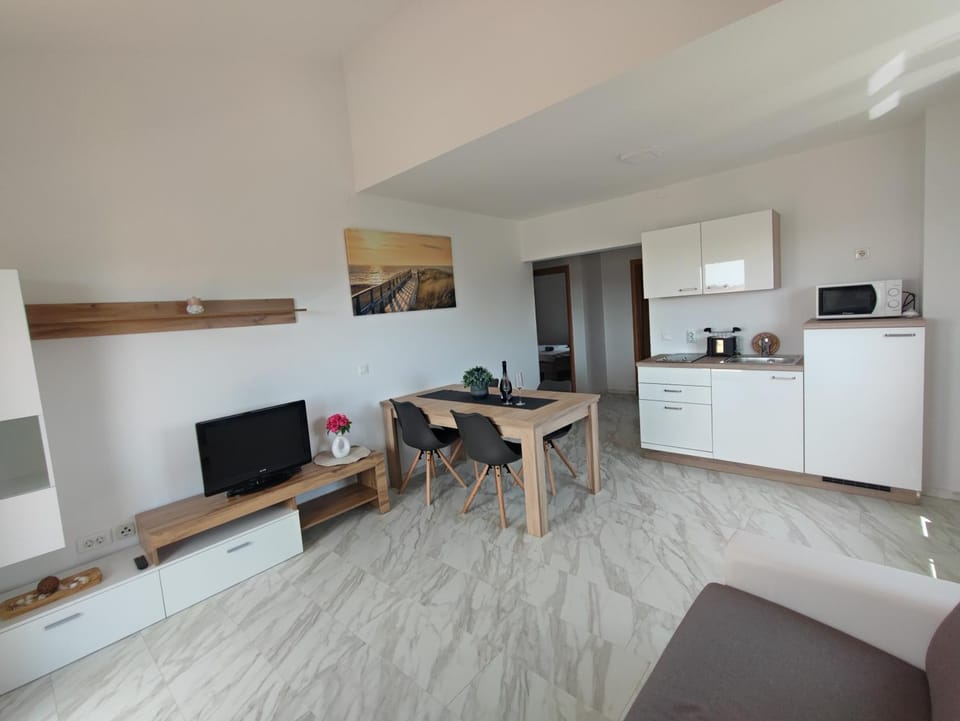 Communal lounge/ TV room, Kitchen or kitchenette, Living room, Seating area, Dining area, minibar, stove