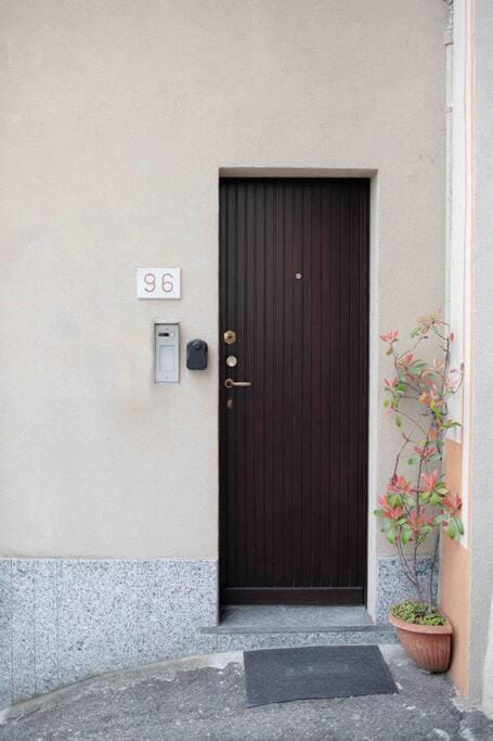 [Vista lago]-Appartamento funzionale con vista Apartment in Lombardy