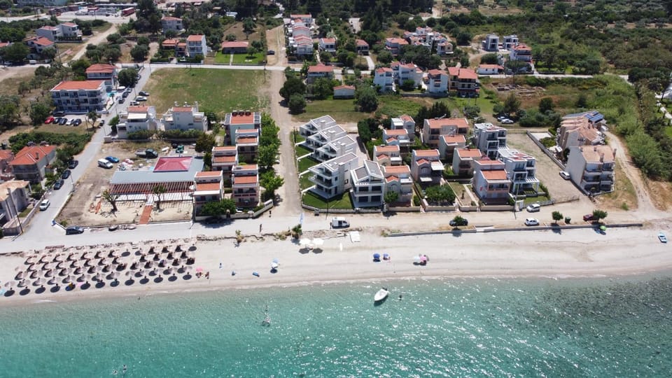 Property building, Neighbourhood, Natural landscape, Bird's eye view, Beach, Sea view, Location