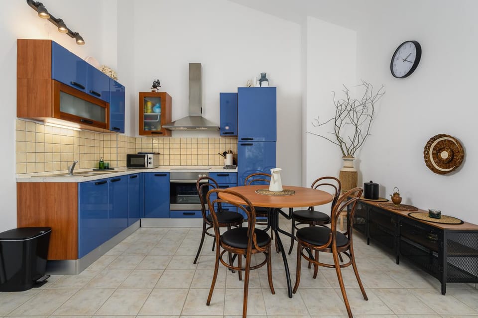 Kitchen or kitchenette, Dining area, minibar, pet friendly