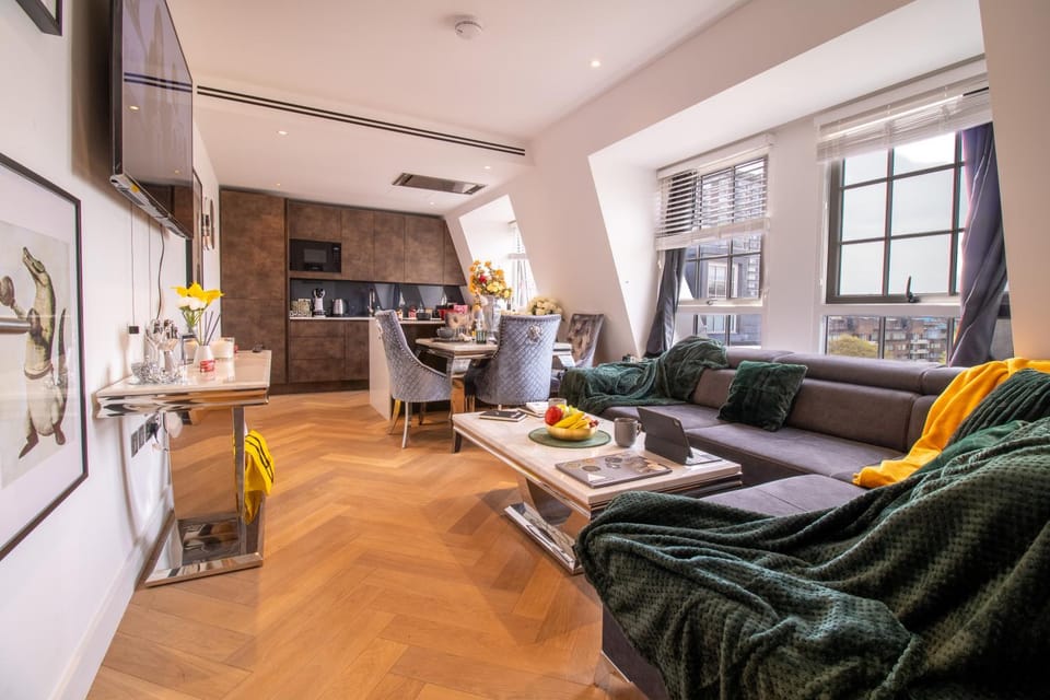 TV and multimedia, Kitchen or kitchenette, Living room, Seating area