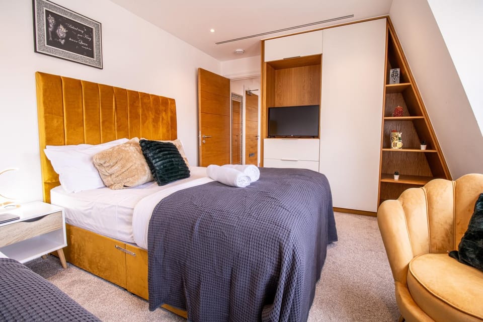 Bed, Photo of the whole room, Seating area, Bedroom, wardrobe