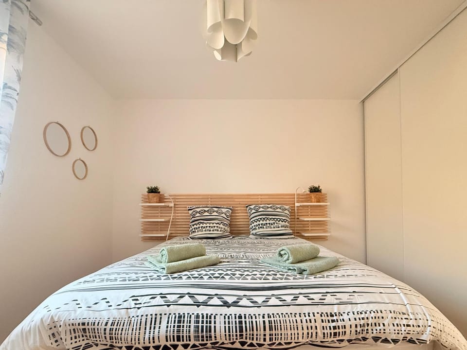 Bed, Photo of the whole room, Bedroom