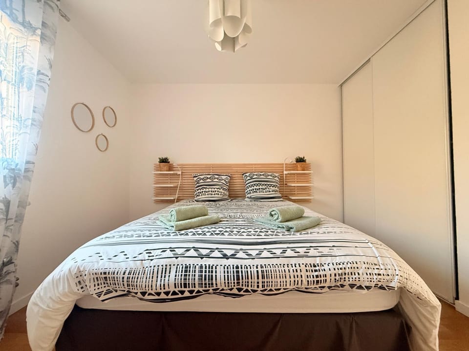 Bed, Photo of the whole room, Bedroom, towels, wardrobe