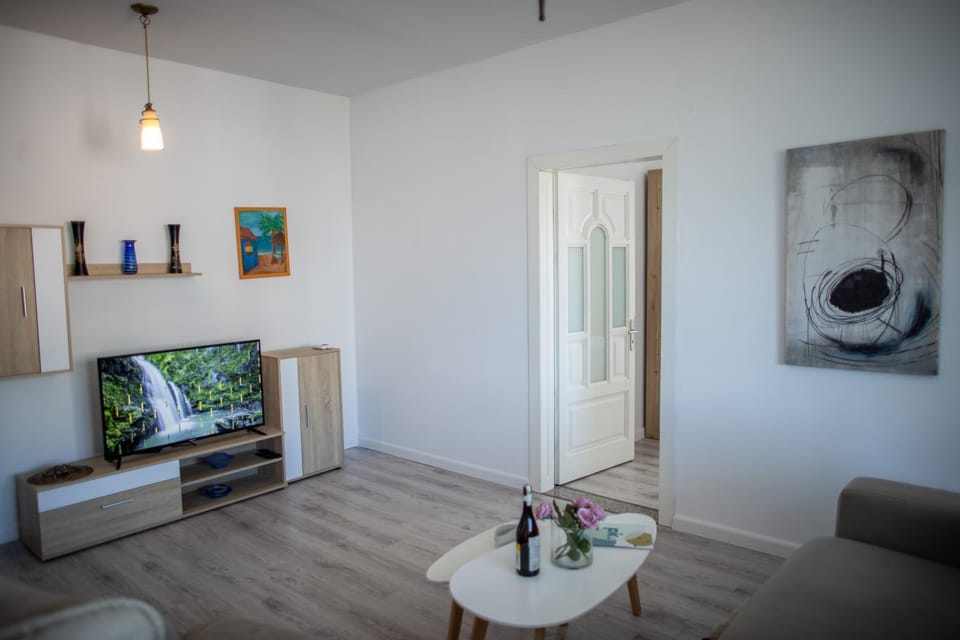 Communal lounge/ TV room, TV and multimedia, Living room, Seating area, Evening entertainment