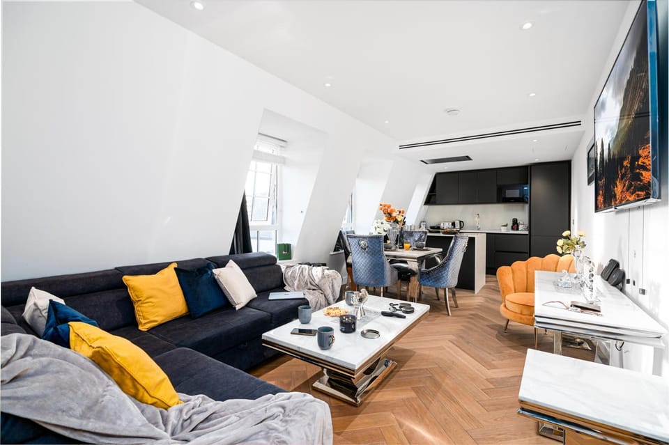 Communal lounge/ TV room, TV and multimedia, Kitchen or kitchenette, Living room, Seating area, Dining area, Evening entertainment