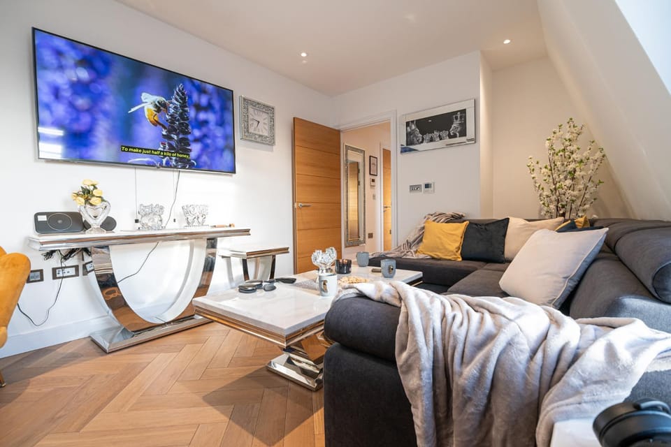 Communal lounge/ TV room, TV and multimedia, Kitchen or kitchenette, Living room, Seating area, Dining area, Evening entertainment