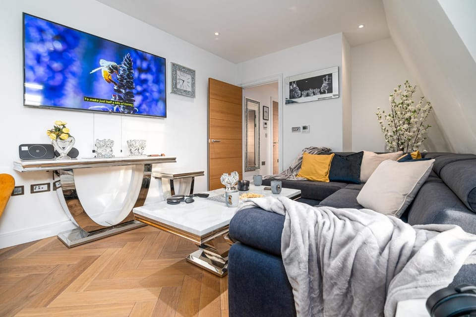 Communal lounge/ TV room, TV and multimedia, Living room, Seating area, Evening entertainment