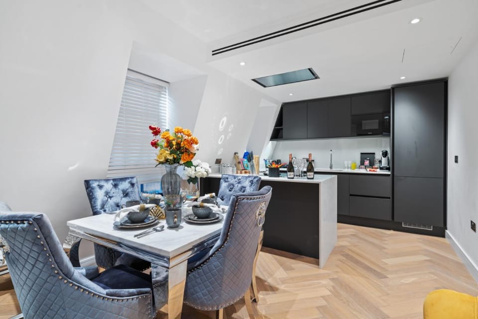 Coffee/tea facilities, Kitchen or kitchenette, Seating area, Dining area