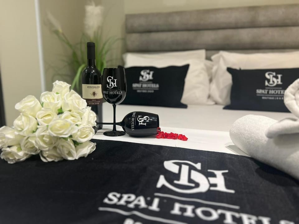Bed, Property logo or sign, Bedroom, towels