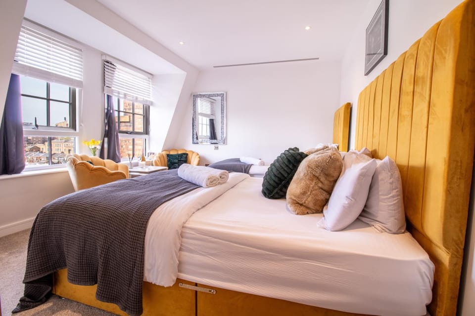 Bed, Photo of the whole room, Seating area, Bedroom