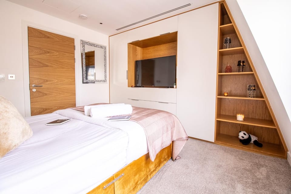 Bed, Photo of the whole room, Bedroom, towels, wardrobe