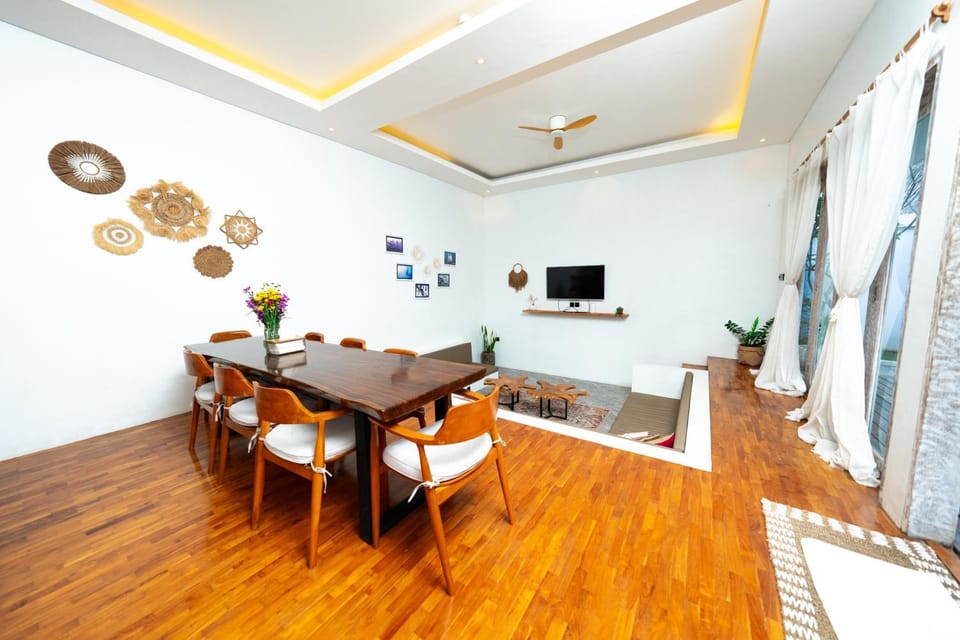 Communal lounge/ TV room, TV and multimedia, Living room, Seating area, Dining area, Evening entertainment