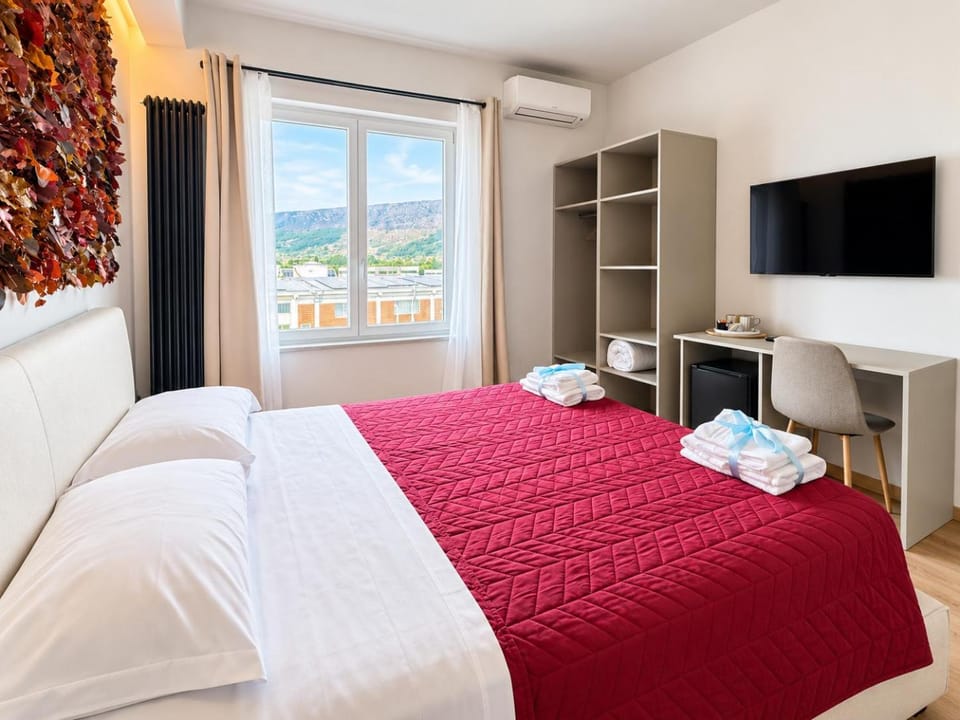 Bed, Photo of the whole room, Evening entertainment, Bedroom, towels