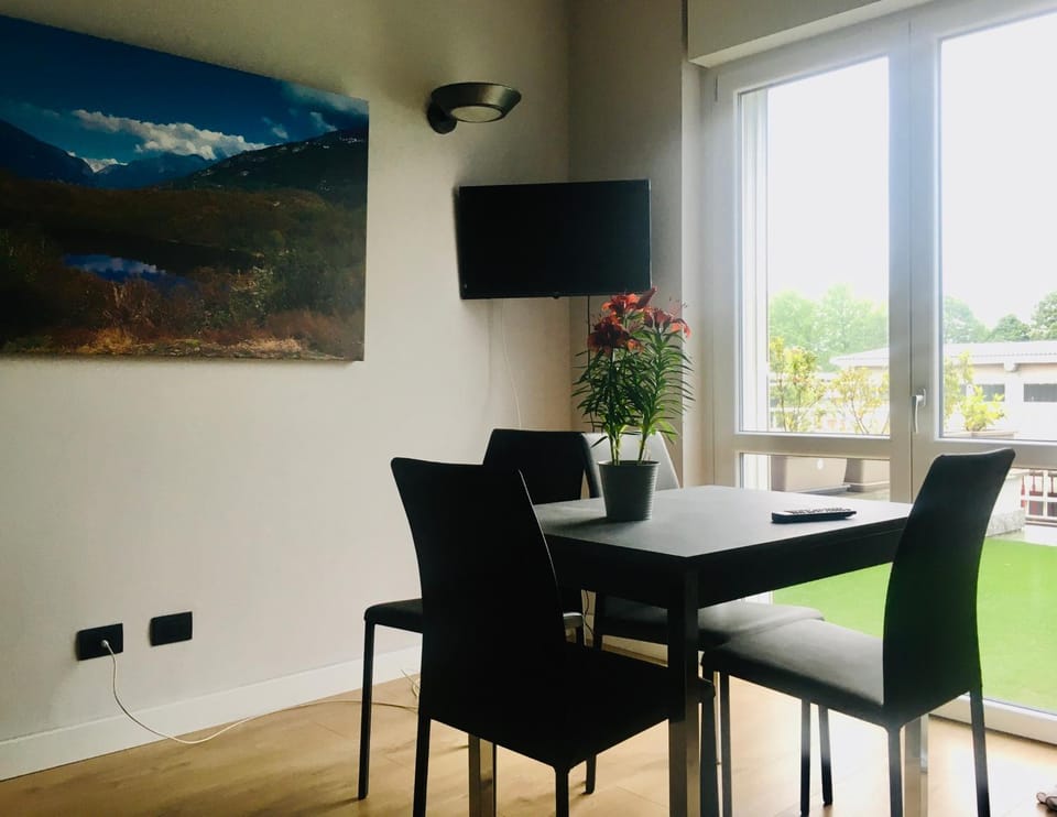 TV and multimedia, Living room, Seating area, Dining area