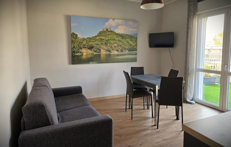 TV and multimedia, Living room, Seating area, Dining area
