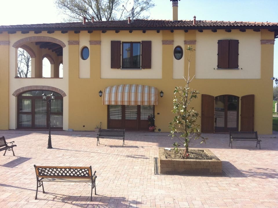 Property building, Facade/entrance, Day