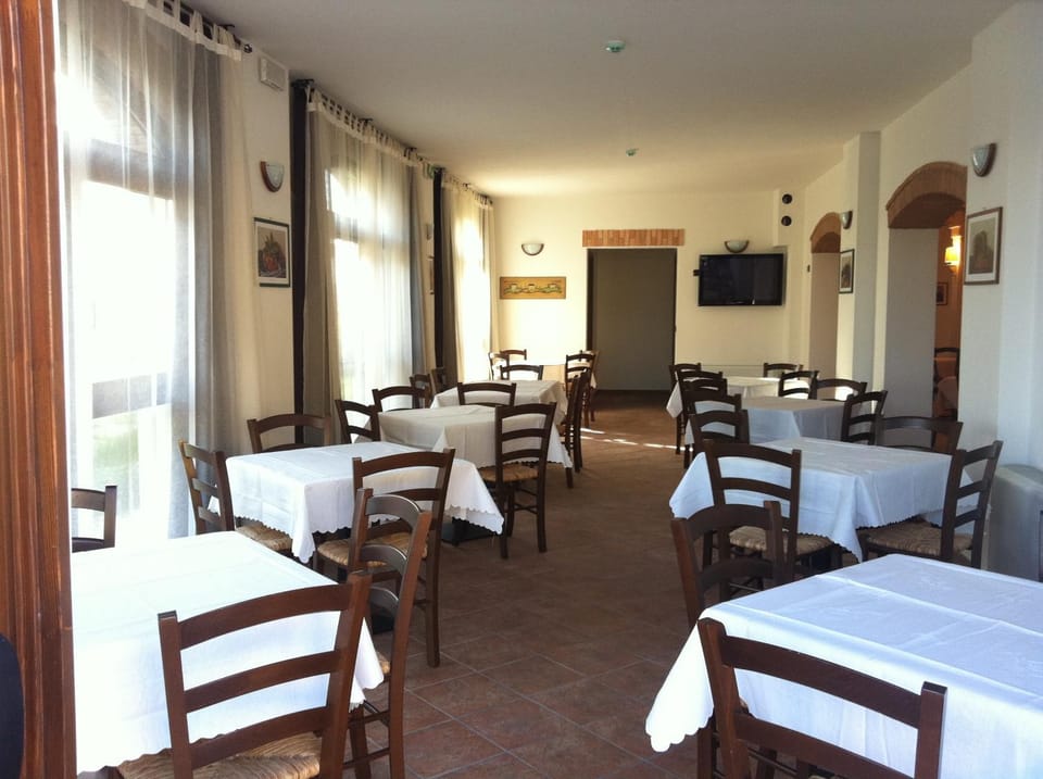 Restaurant/places to eat, Day, Lounge or bar