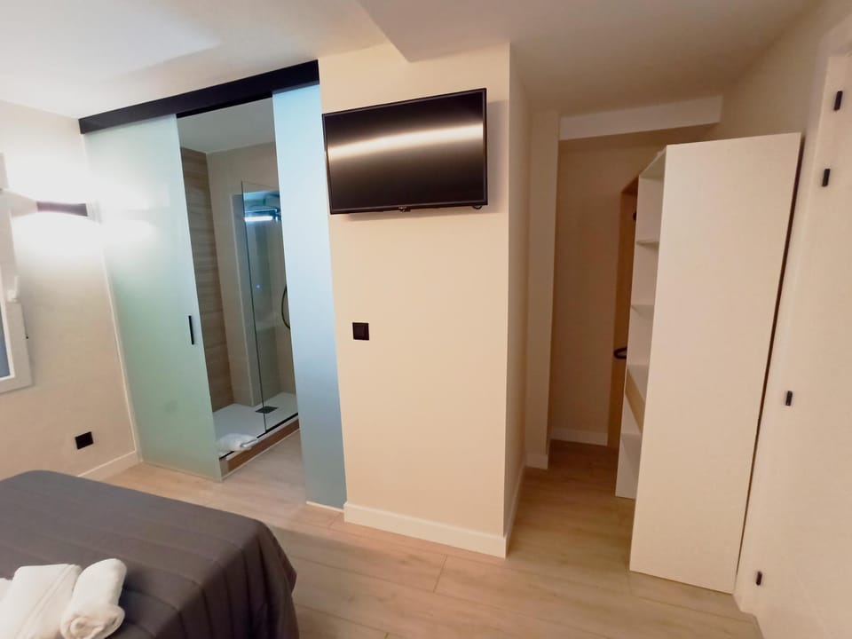 Bathroom, TV and multimedia, wardrobe