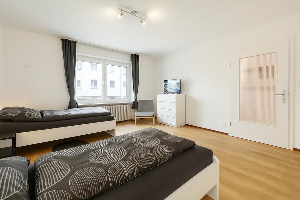 Bed, TV and multimedia, Photo of the whole room, Bedroom