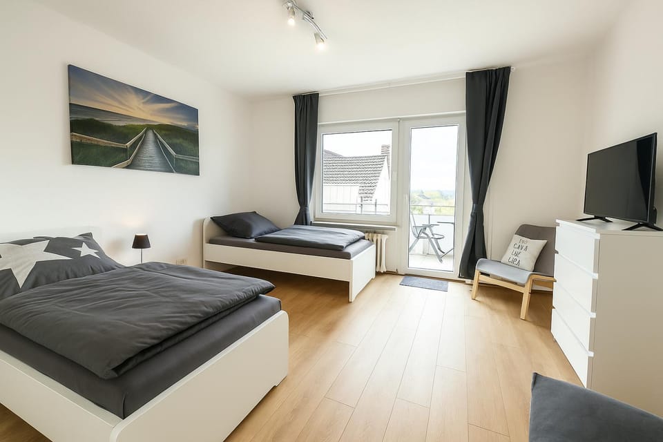 Bed, TV and multimedia, Photo of the whole room, Seating area, Bedroom