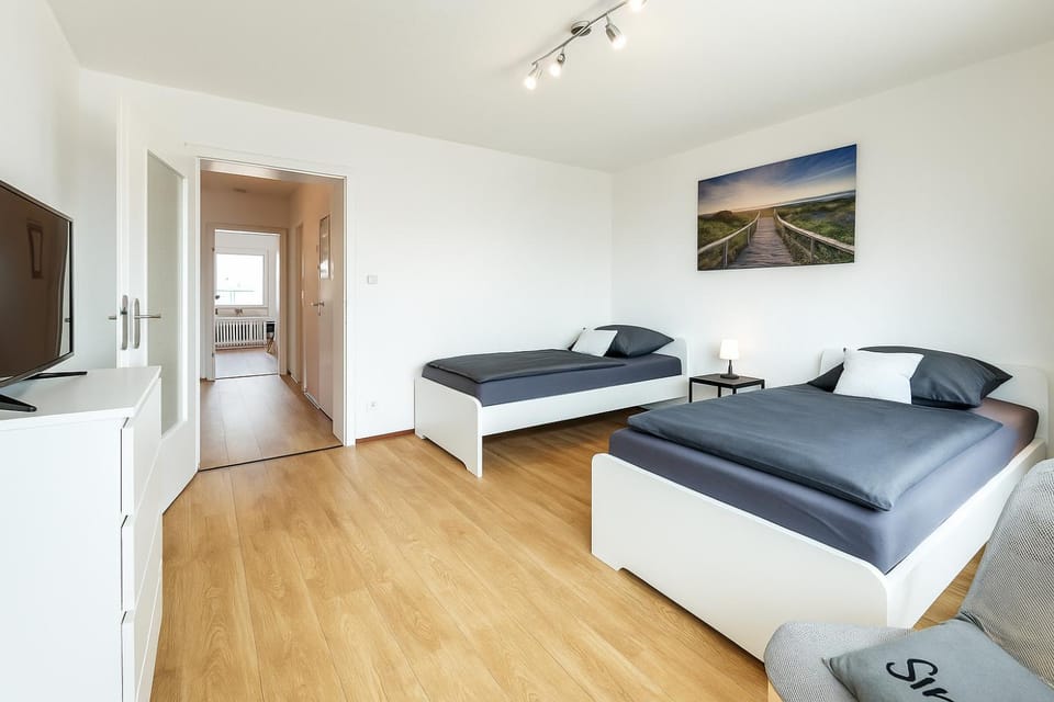 Bed, TV and multimedia, Photo of the whole room, Bedroom