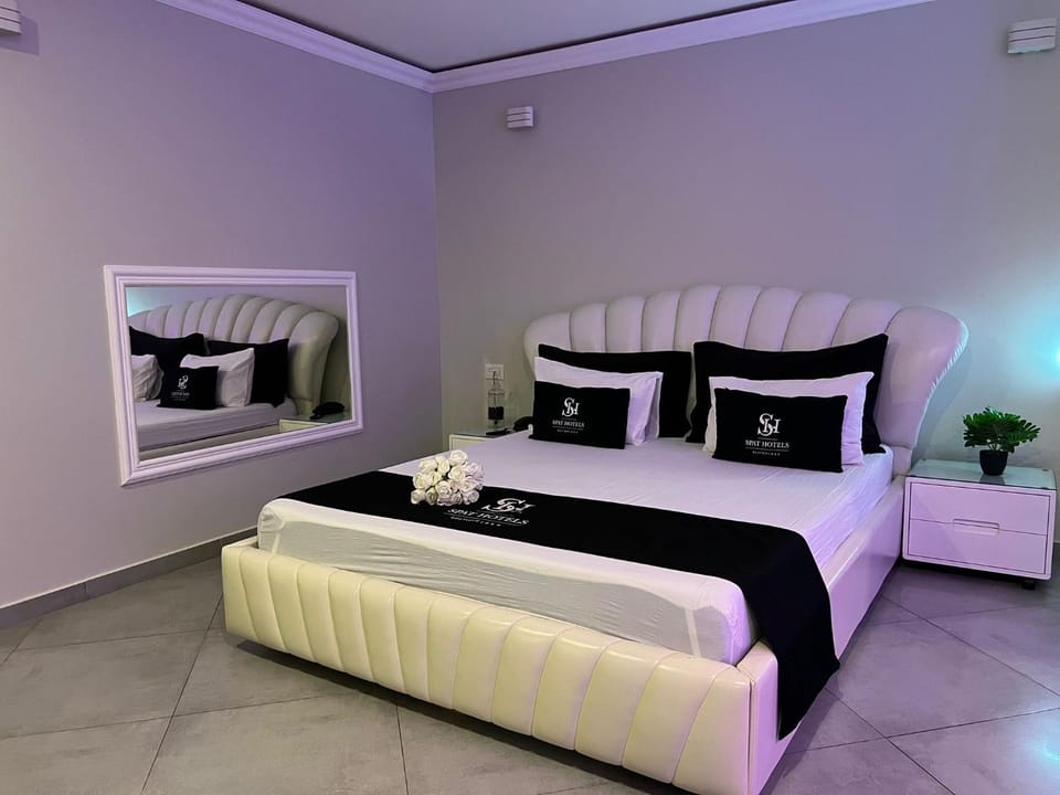 Bed, Bathroom, Photo of the whole room, Bedroom