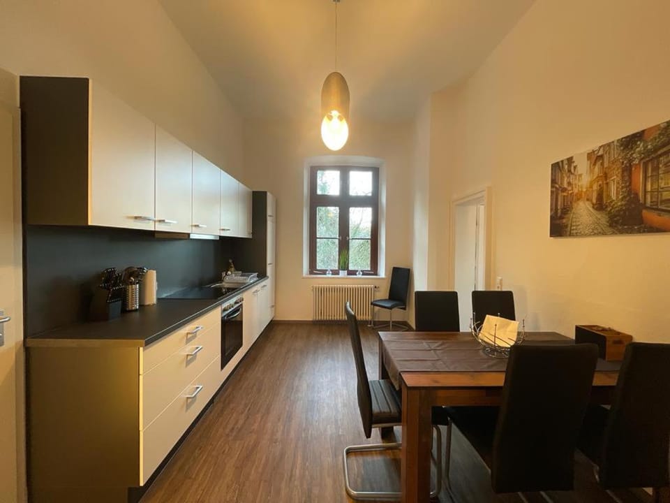 Kitchen or kitchenette, Seating area, Dining area, minibar, pet friendly, stove