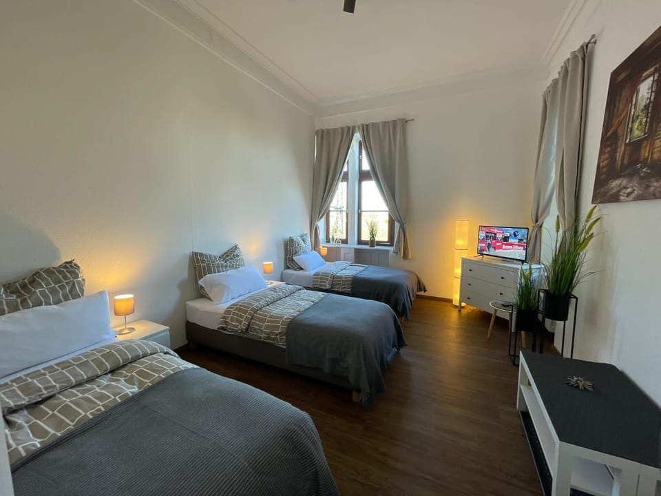 Bed, TV and multimedia, Photo of the whole room, Bedroom