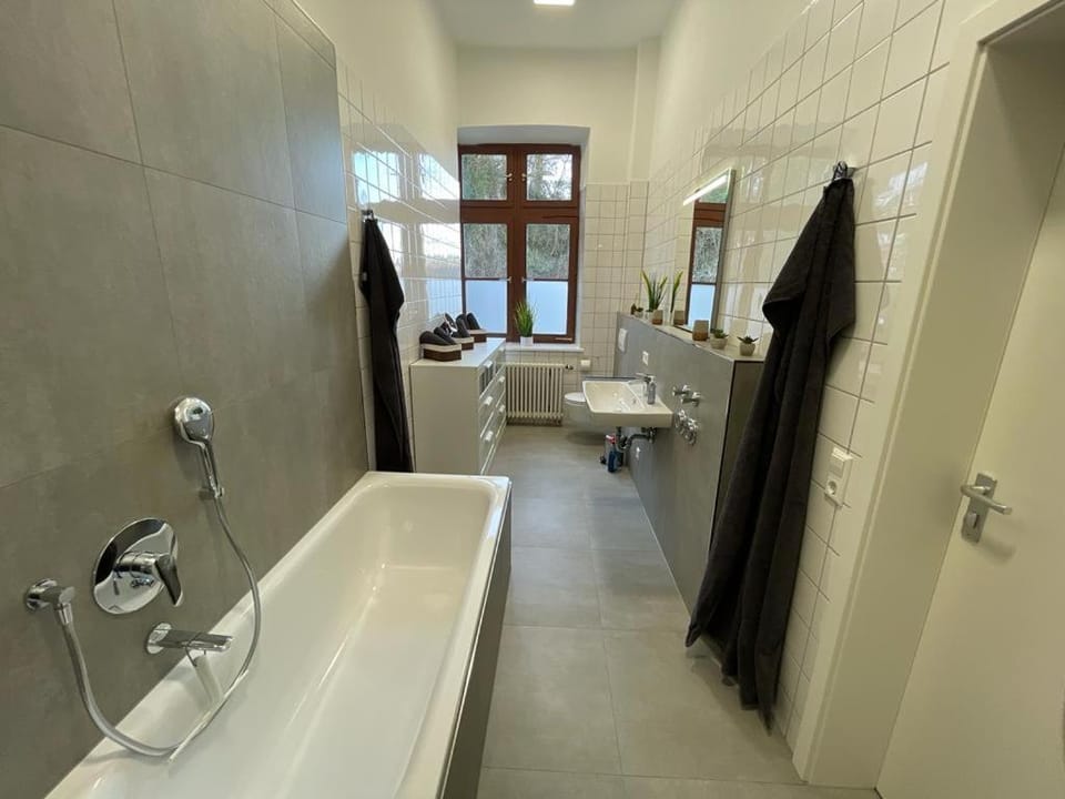 Bathroom, Bath, towels