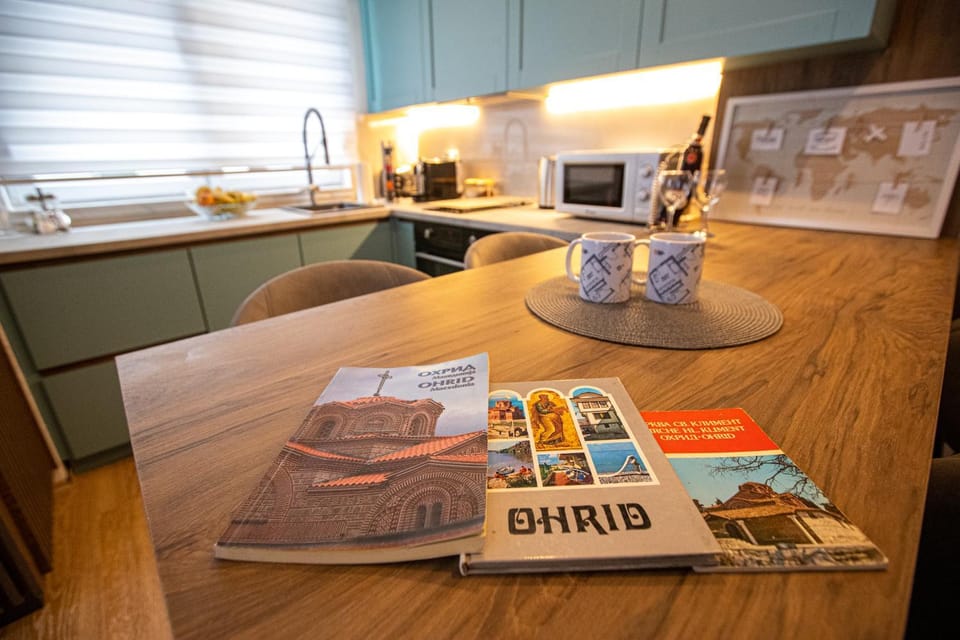 Kitchen or kitchenette, Dining area, minibar