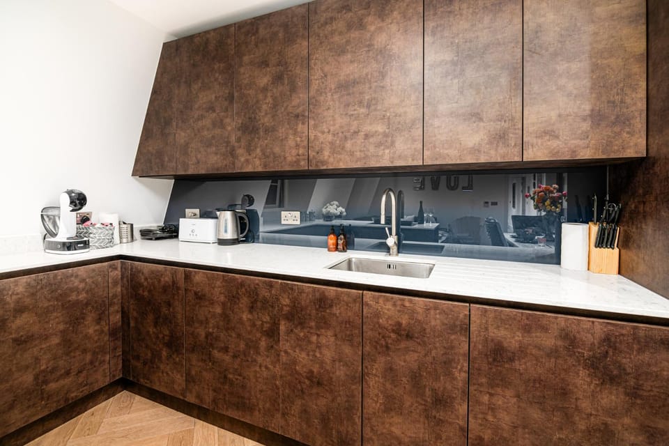 Coffee/tea facilities, Kitchen or kitchenette, minibar, stove