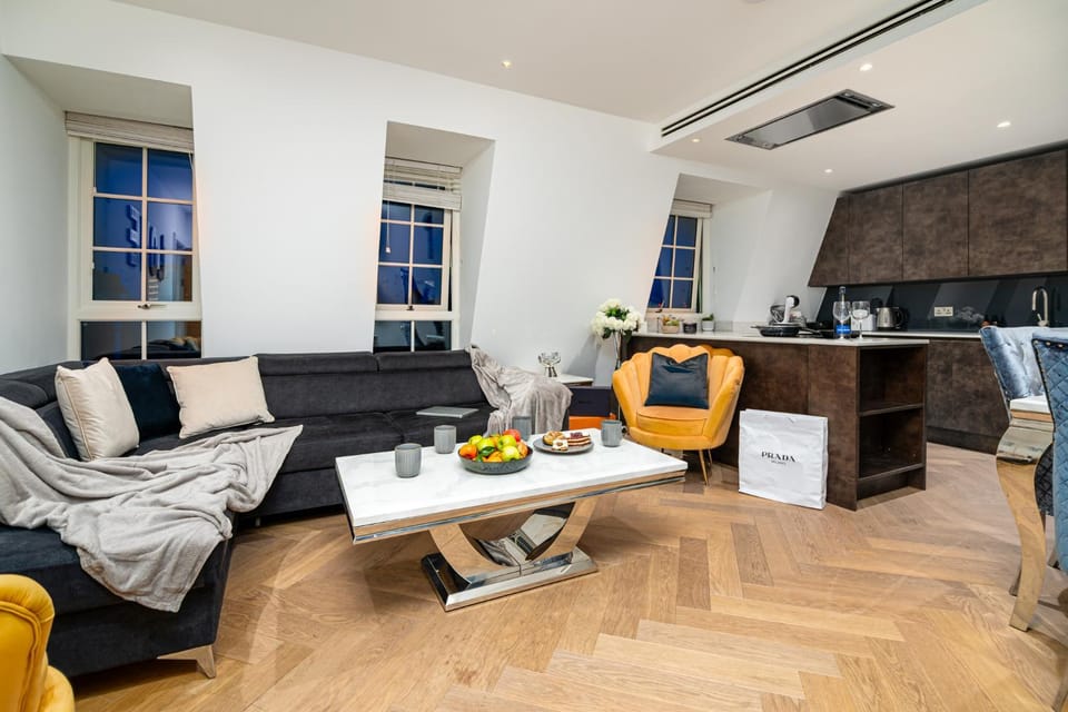 Living room, Food and drinks, Seating area, Dining area, Food, Drinks