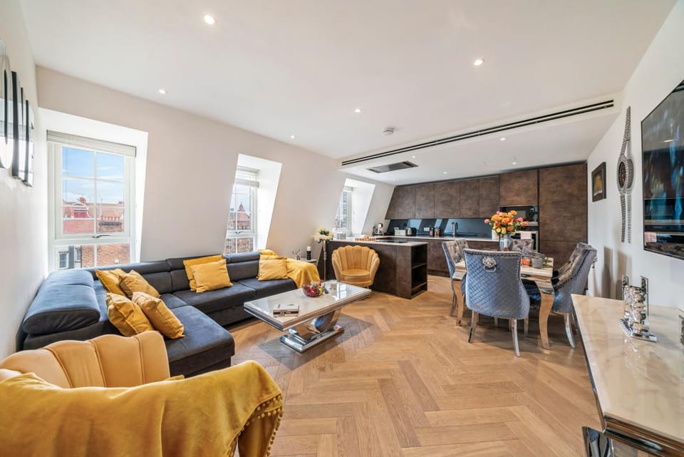 TV and multimedia, Kitchen or kitchenette, Living room, Seating area, Dining area