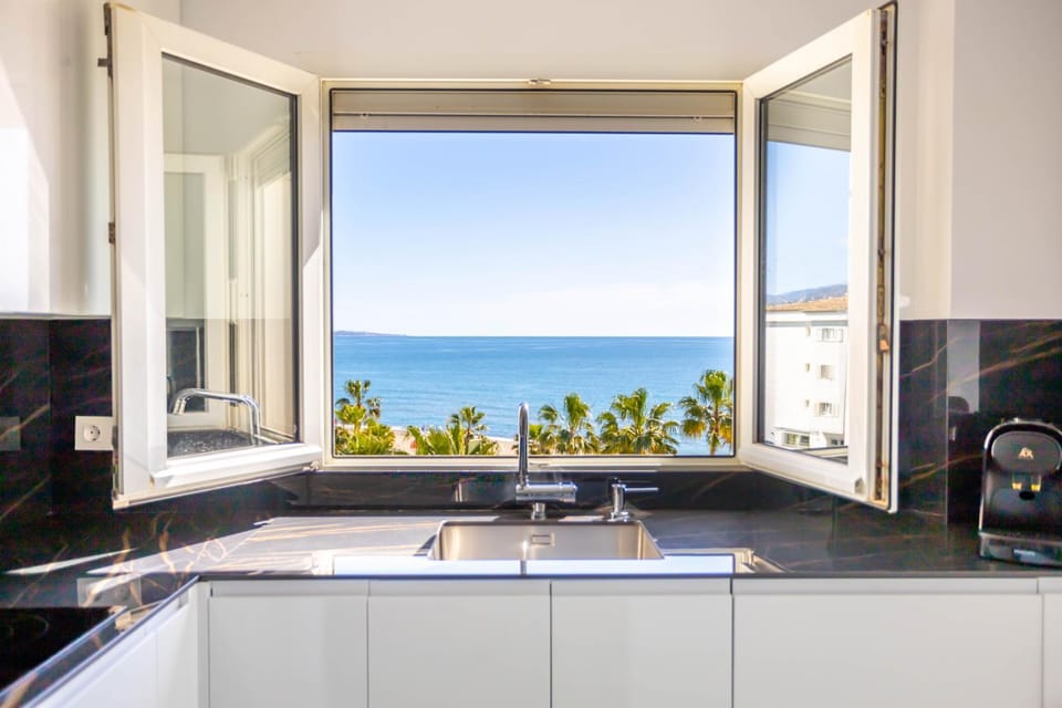 Kitchen or kitchenette, Sea view