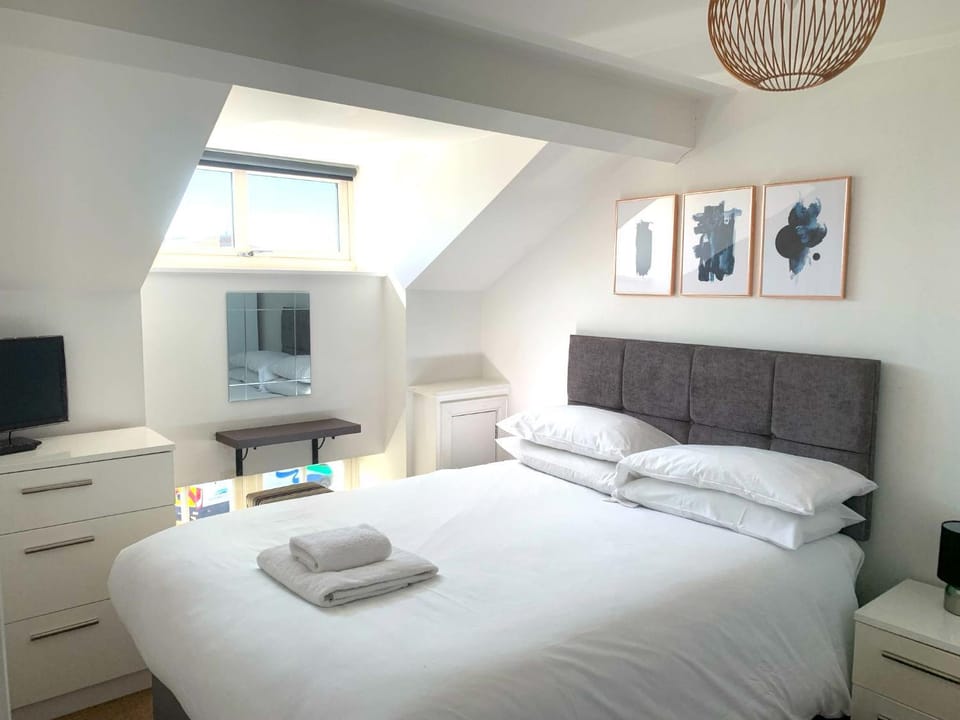 Bed, TV and multimedia, Bedroom, towels