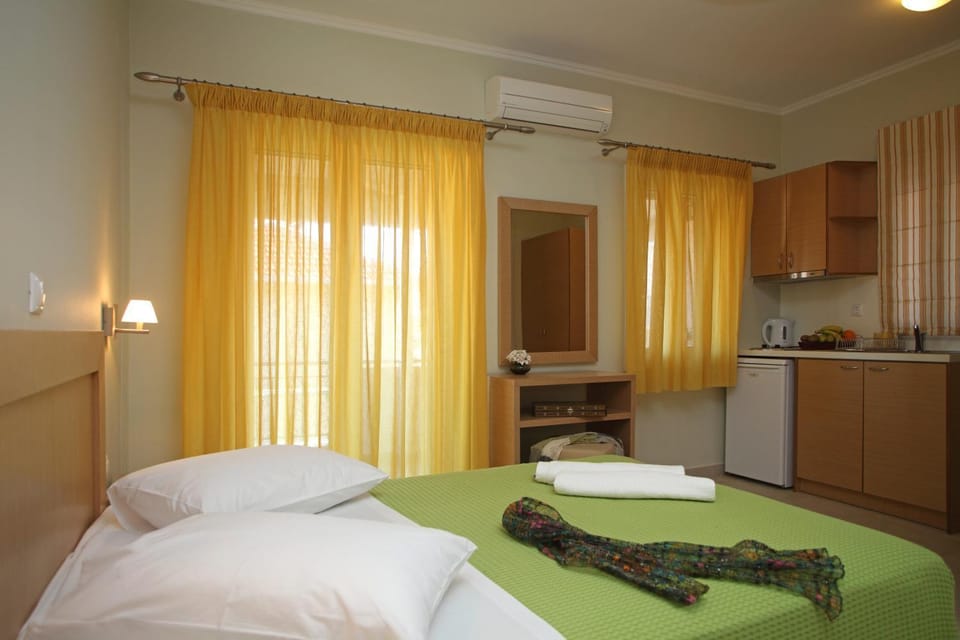 Bed, Kitchen or kitchenette