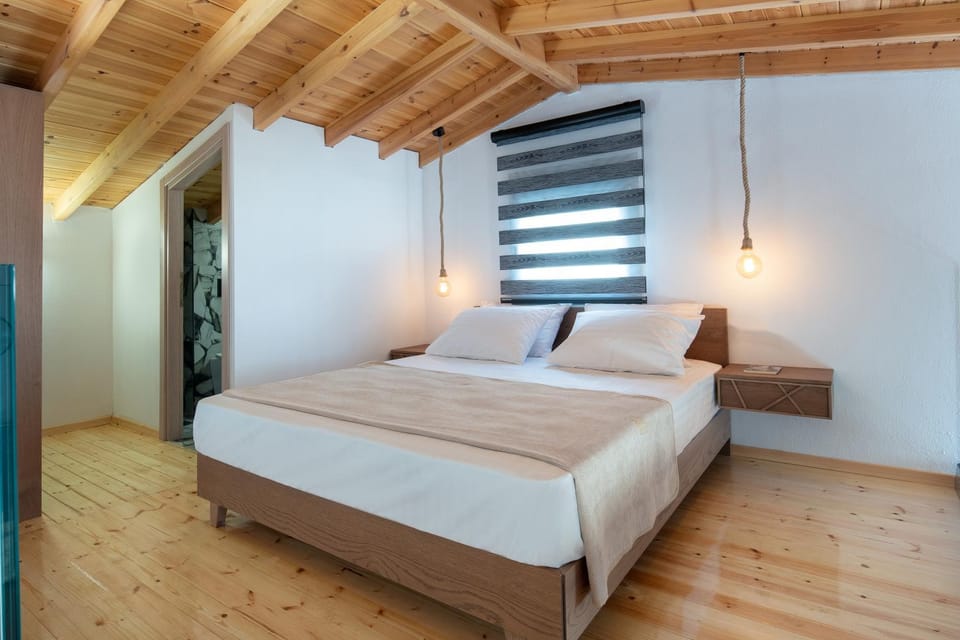 Toilet, Bed, Photo of the whole room, Bedroom