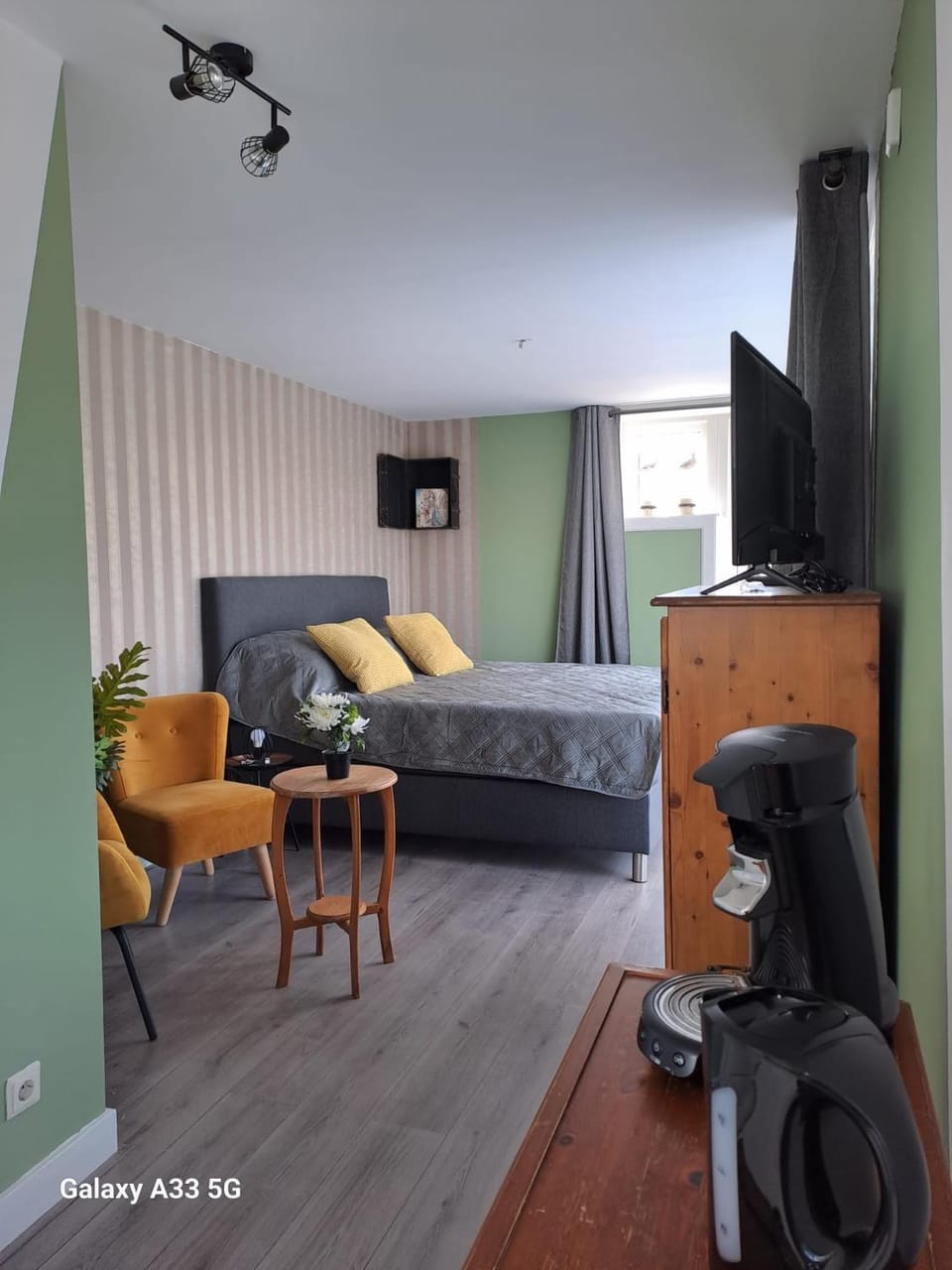 Bed, TV and multimedia, Seating area