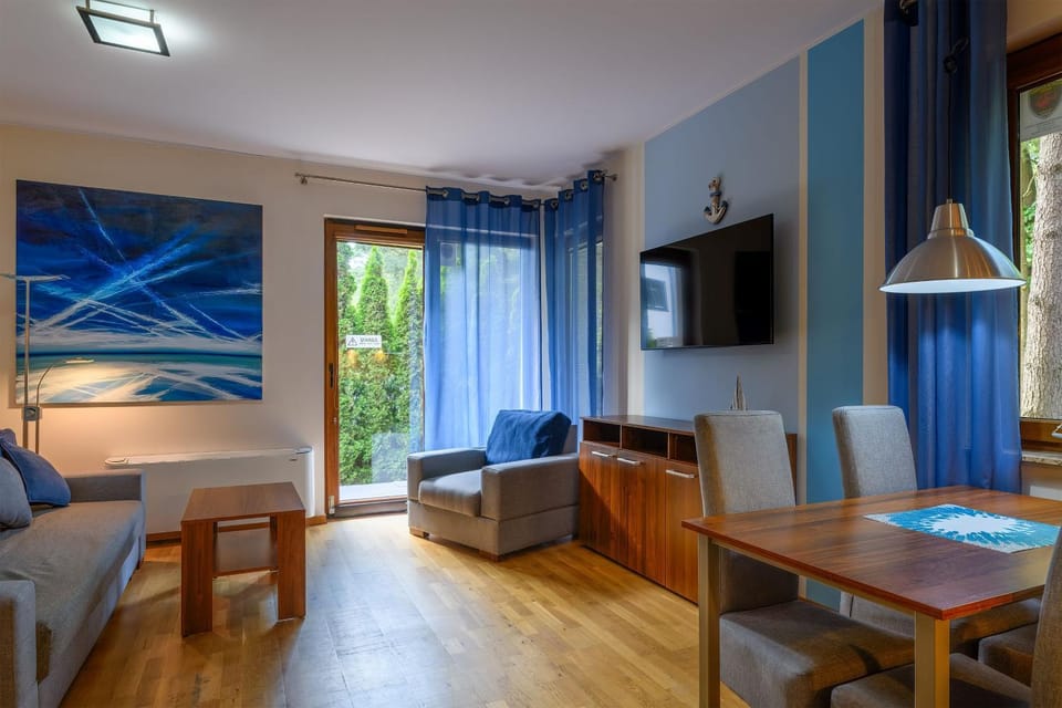 Bed, TV and multimedia, Living room, Seating area